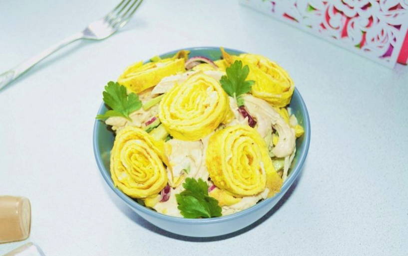 Салат «Загадка» с яичными блинчиками и курицей