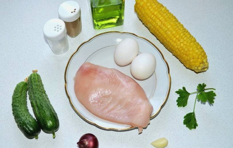 Салат «Загадка» с яичными блинчиками и курицей