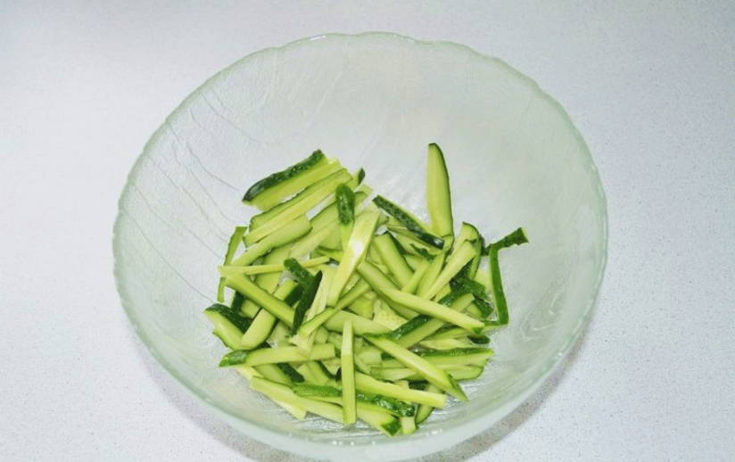Салат «Загадка» с яичными блинчиками и курицей