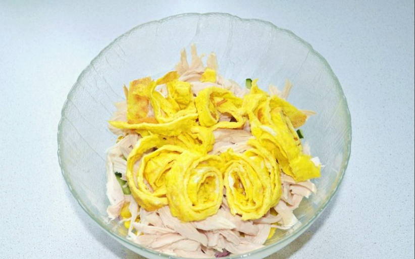 Салат «Загадка» с яичными блинчиками и курицей