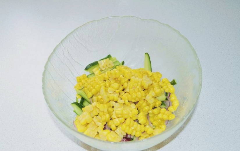 Салат «Загадка» с яичными блинчиками и курицей