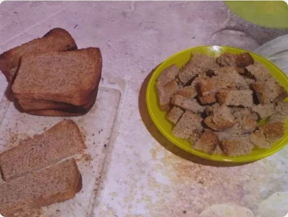 Салат «Застольный» с фасолью, сухариками и чесноком