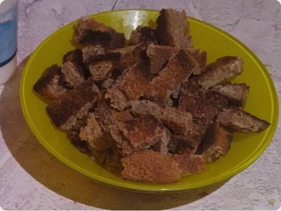 Салат «Застольный» с фасолью, сухариками и чесноком