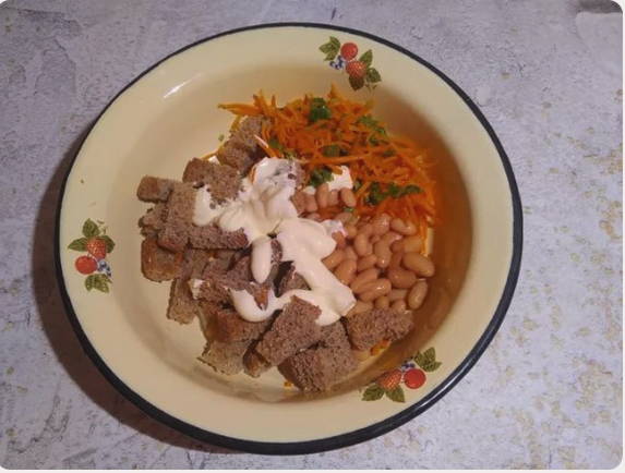 Салат «Застольный» с фасолью, сухариками и чесноком