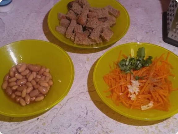 Салат «Застольный» с фасолью, сухариками и чесноком