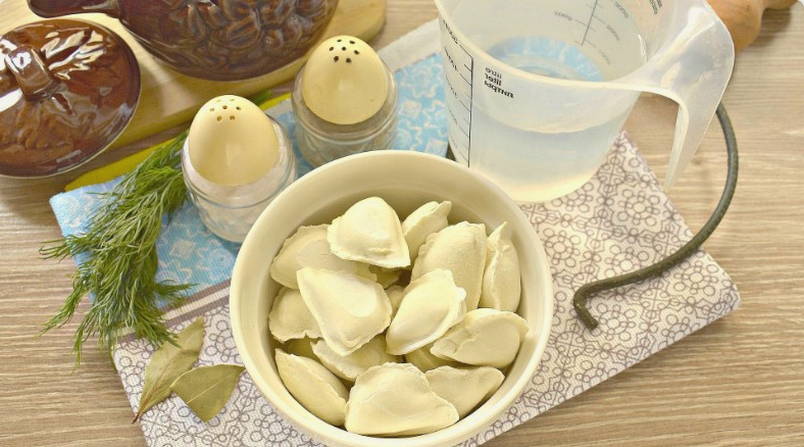 Пельмени с бульоном в духовке в горшочках