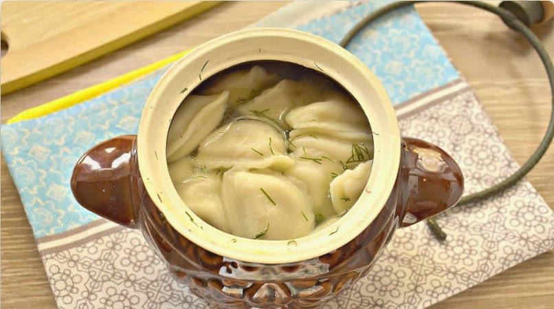 Пельмени с бульоном в духовке в горшочках