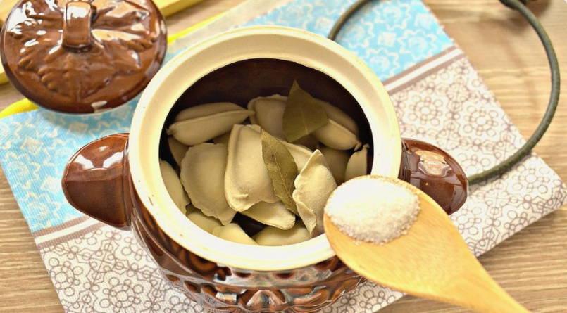 Пельмени с бульоном в духовке в горшочках