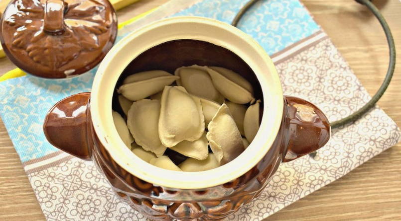 Пельмени с бульоном в духовке в горшочках