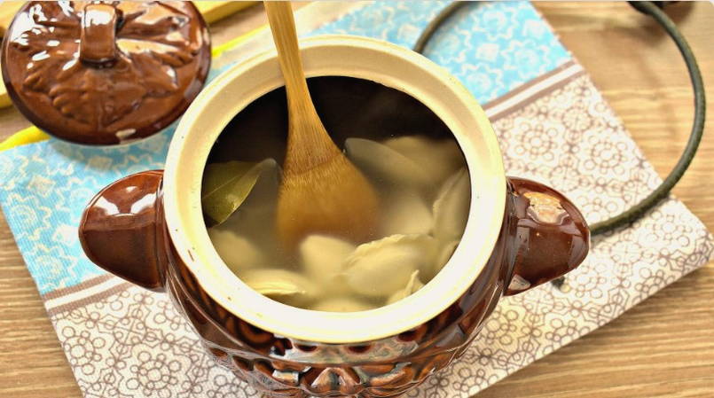 Пельмени с бульоном в духовке в горшочках