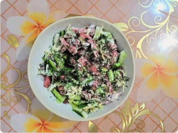 Салат «Закусочный» с копченой колбасой, сыром и огурцом