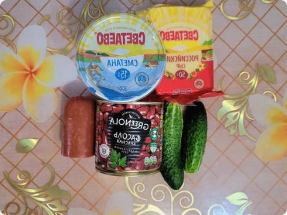 Салат «Закусочный» с копченой колбасой, сыром и огурцом