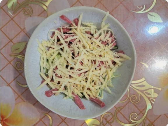 Салат «Закусочный» с копченой колбасой, сыром и огурцом