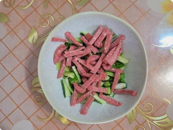 Салат «Закусочный» с копченой колбасой, сыром и огурцом