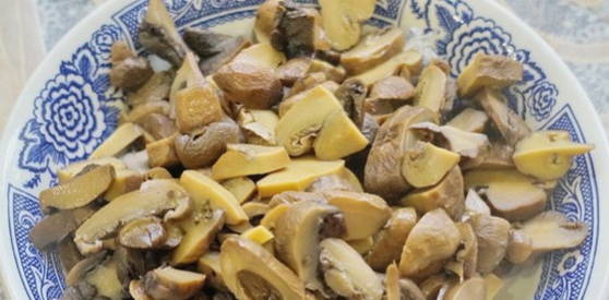 Запеченные пельмени с сыром и грибами в горшочках в духовке