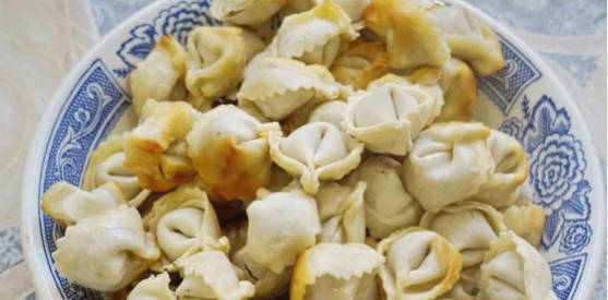 Запеченные пельмени с сыром и грибами в горшочках в духовке