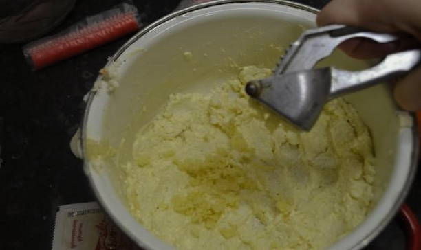 Салат из анакома с майонезом, чесноком и яйцами