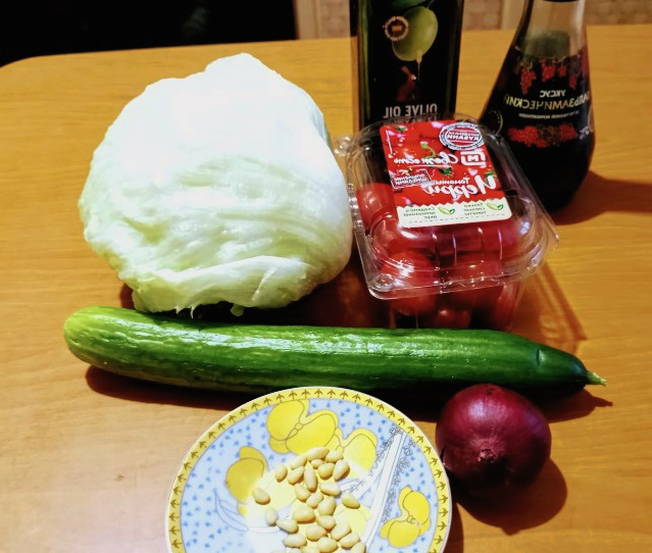 Салат из айсберга с помидорами и огурцами