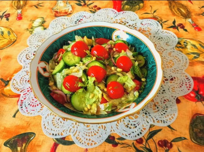 Салат из айсберга с помидорами и огурцами