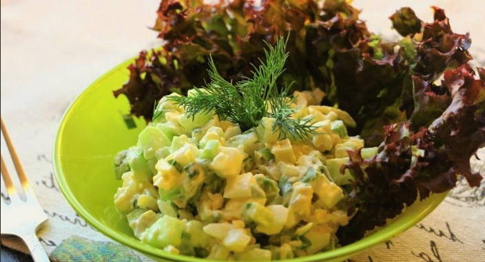 Салат из авокадо с огурцом, яйцом, сыром, чесноком и майонезом