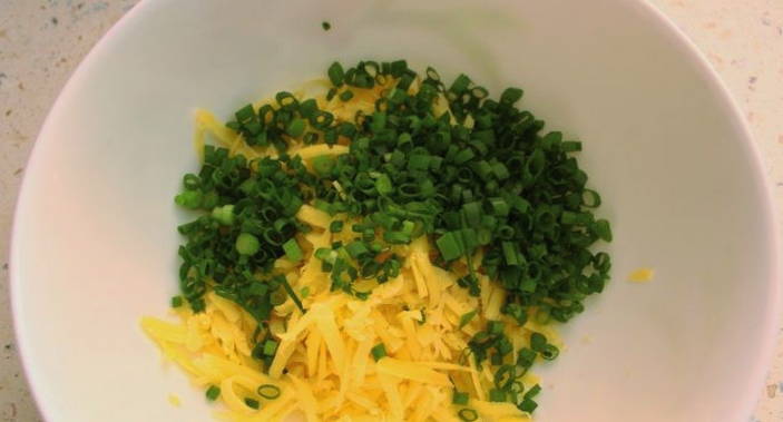 Салат из авокадо с огурцом, яйцом, сыром, чесноком и майонезом