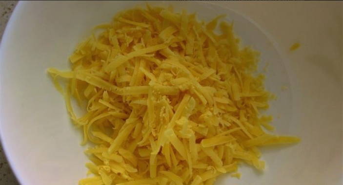 Салат из авокадо с огурцом, яйцом, сыром, чесноком и майонезом