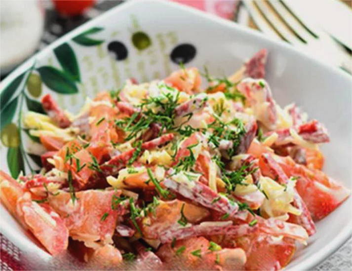 Салат «Грузинский» с колбасой, помидорами, сыром и чесноком