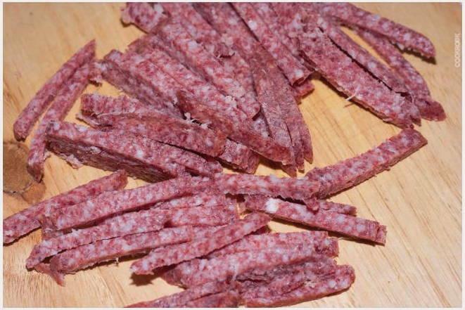 Салат «Грузинский» с колбасой, помидорами, сыром и чесноком