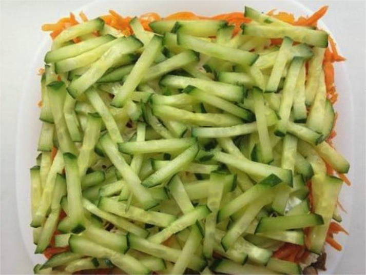 Салат «Восторг» с корейской морковью и курицей