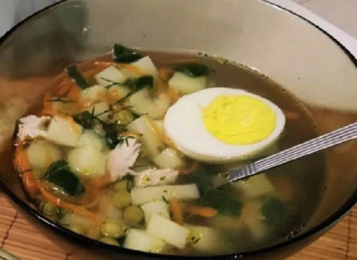 Суп «Весенний» с зеленым горошком и яйцом
