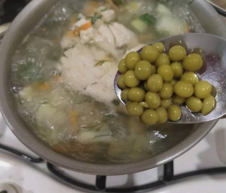 Суп «Весенний» с зеленым горошком и яйцом