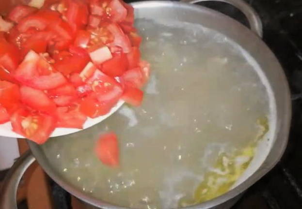 Суп с курицей и помидорами