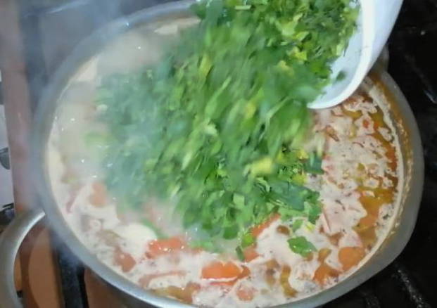 Суп с курицей и помидорами