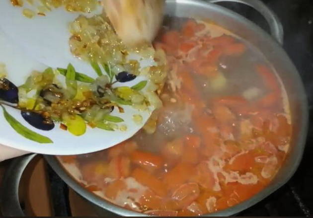 Суп с курицей и помидорами