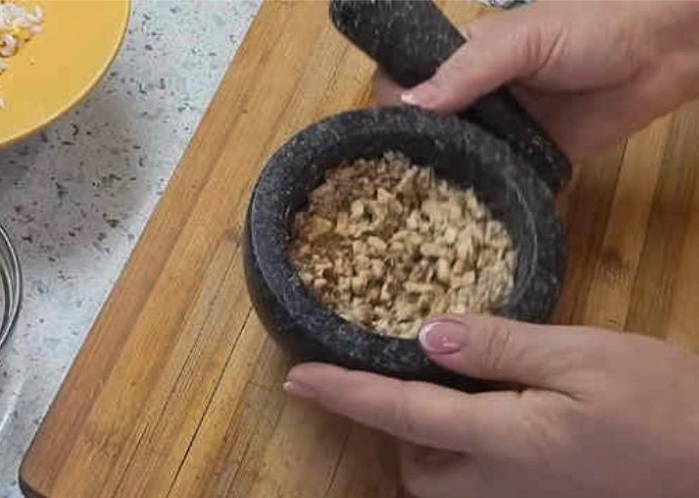 Салат «Графский» с черносливом и грецкими орехами