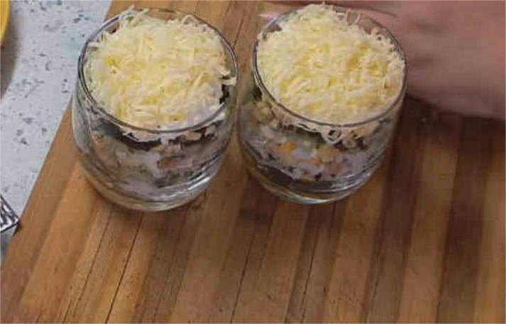 Салат «Графский» с черносливом и грецкими орехами
