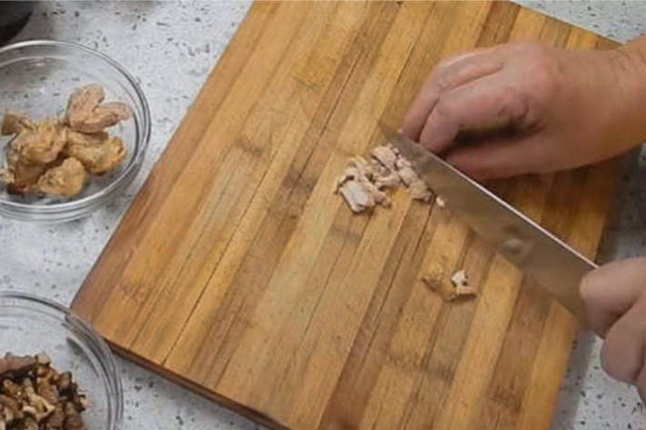 Салат «Графский» с черносливом и грецкими орехами