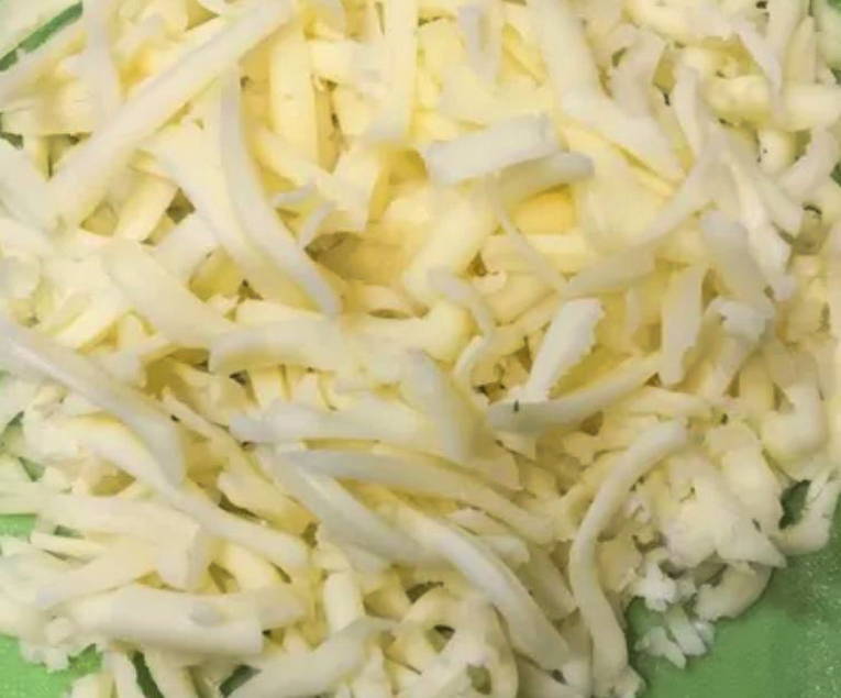 Салат «Виолетта» со свеклой, солеными огурцами и плавленым сыром