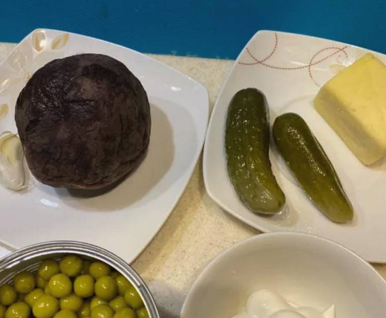 Салат «Виолетта» со свеклой, солеными огурцами и плавленым сыром