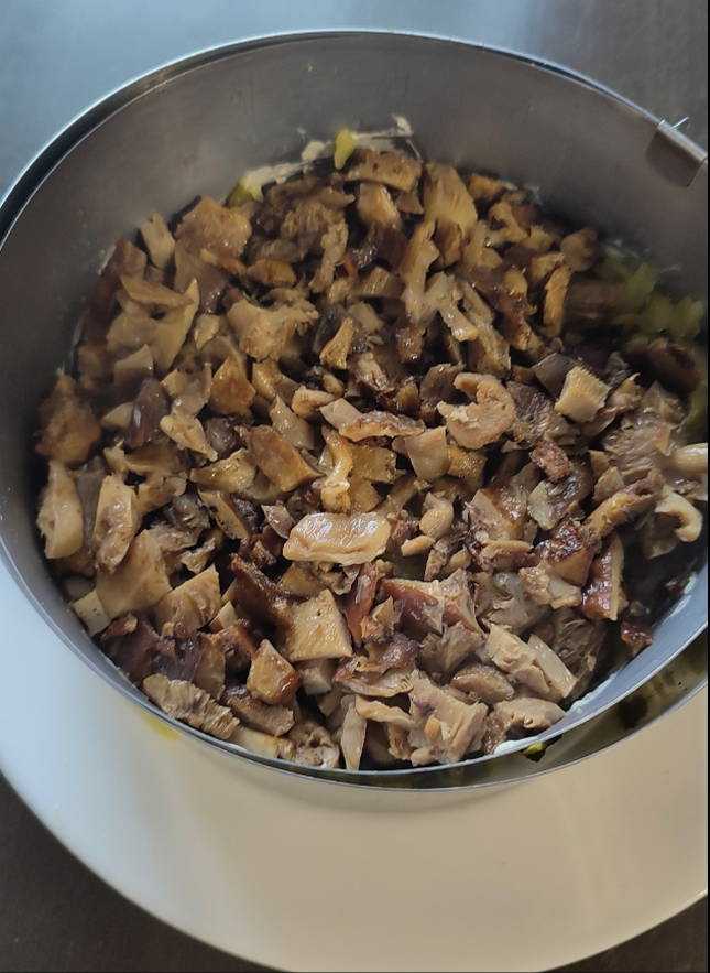 Салат «Дубок» с курицей и шампиньонами