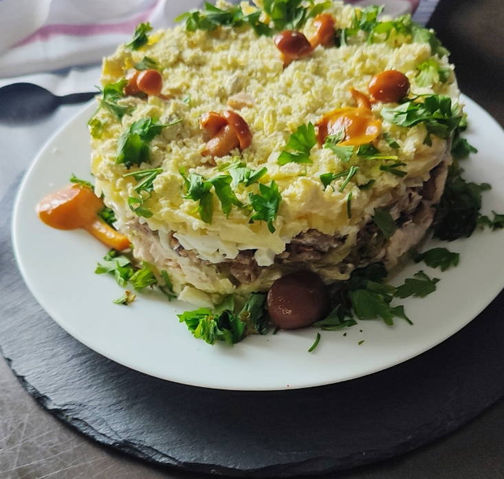 Салат «Дубок» с курицей и шампиньонами
