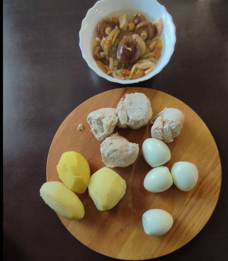 Салат «Дубок» с курицей и шампиньонами
