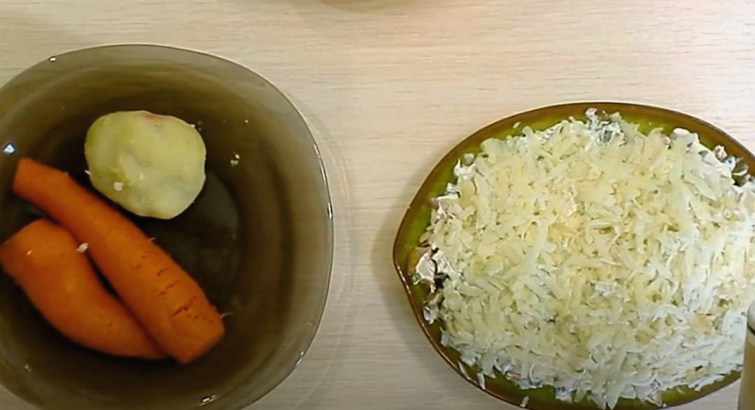 Салат «Ежик» с копчёной курицей