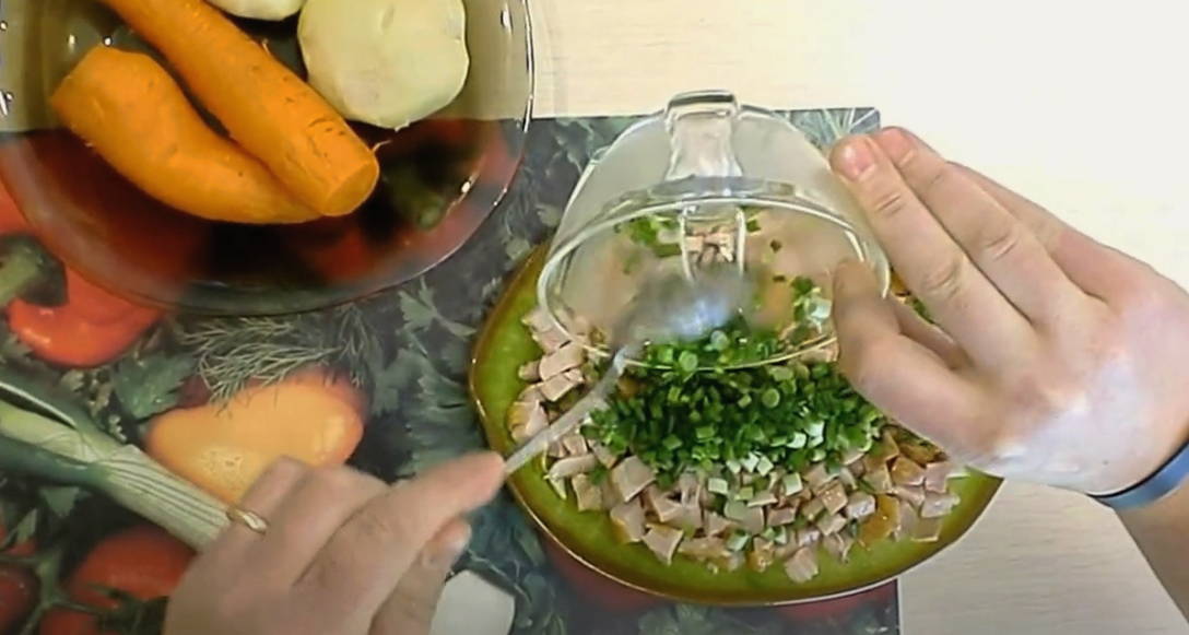 Салат «Ежик» с копчёной курицей
