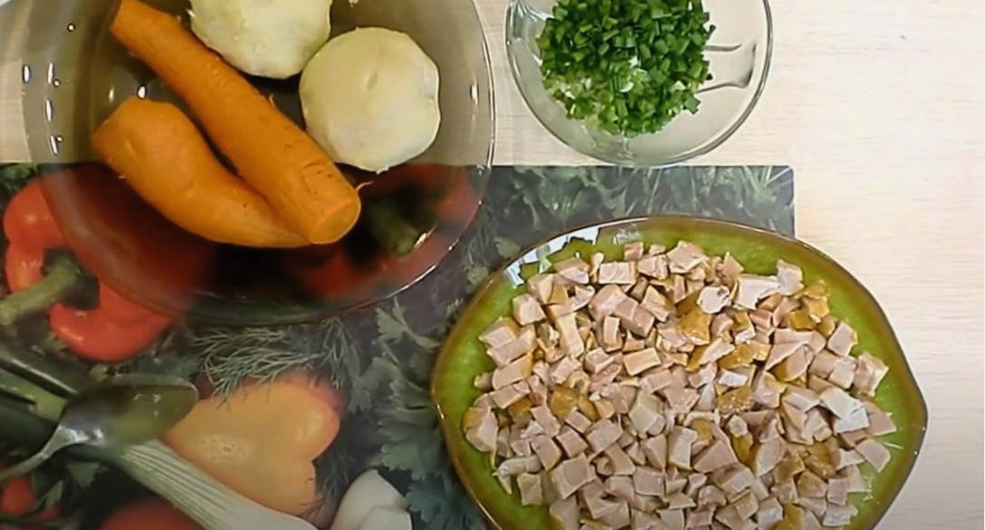Салат «Ежик» с копчёной курицей