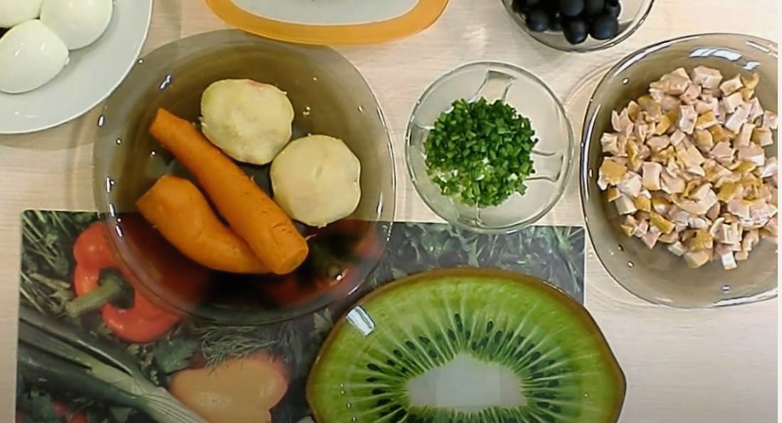 Салат «Ежик» с копчёной курицей