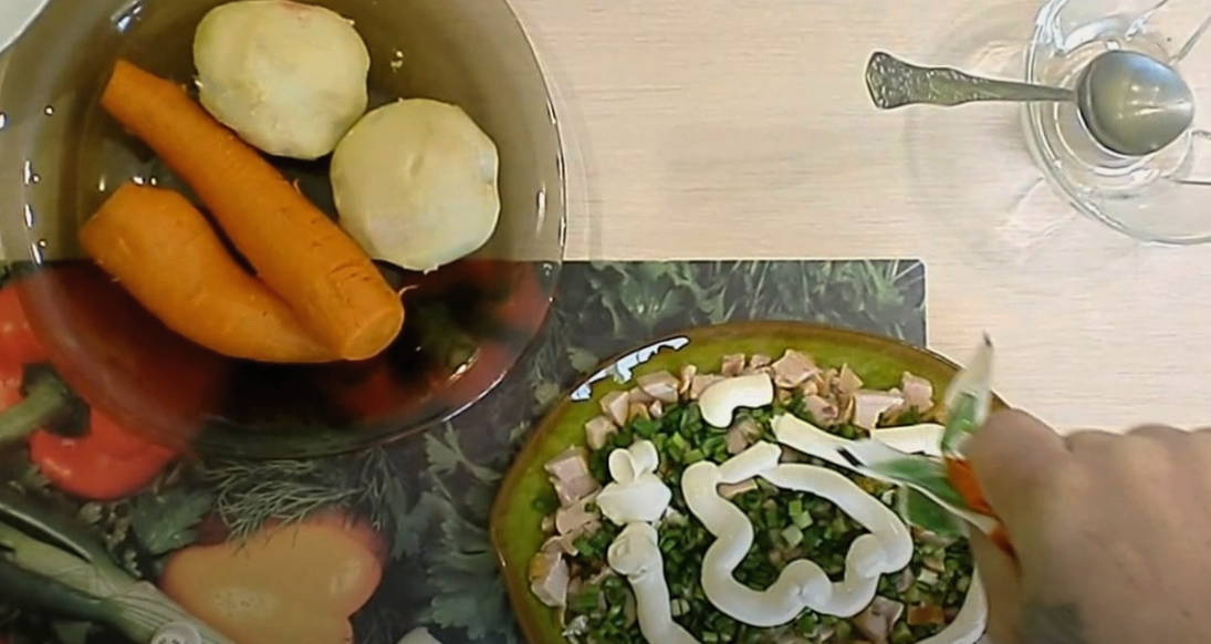 Салат «Ежик» с копчёной курицей