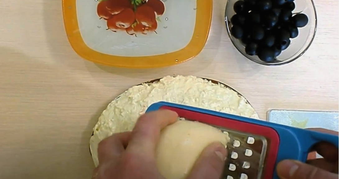 Салат «Ежик» с копчёной курицей