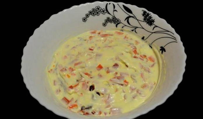 Салат «Гренадер» с черносливом и грецким орехом