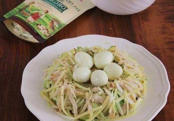 Салат «Гнездо глухаря» с капустой и курицей